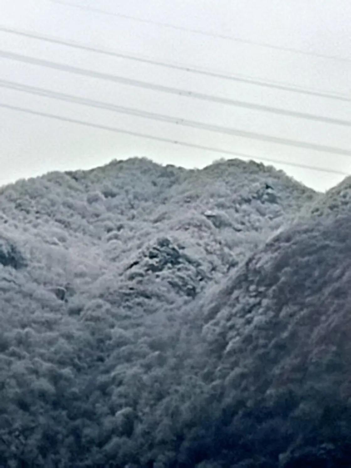 望着终南山顶的积雪，欣赏唐朝诗人祖咏的一首诗，我也写了一首现代诗：

昨天进山去