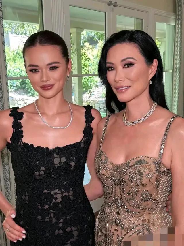 邓文迪这长相越来越欧美化了。
日前，邓文迪和大女儿格蕾丝亮相奥斯卡名利场，母女妆