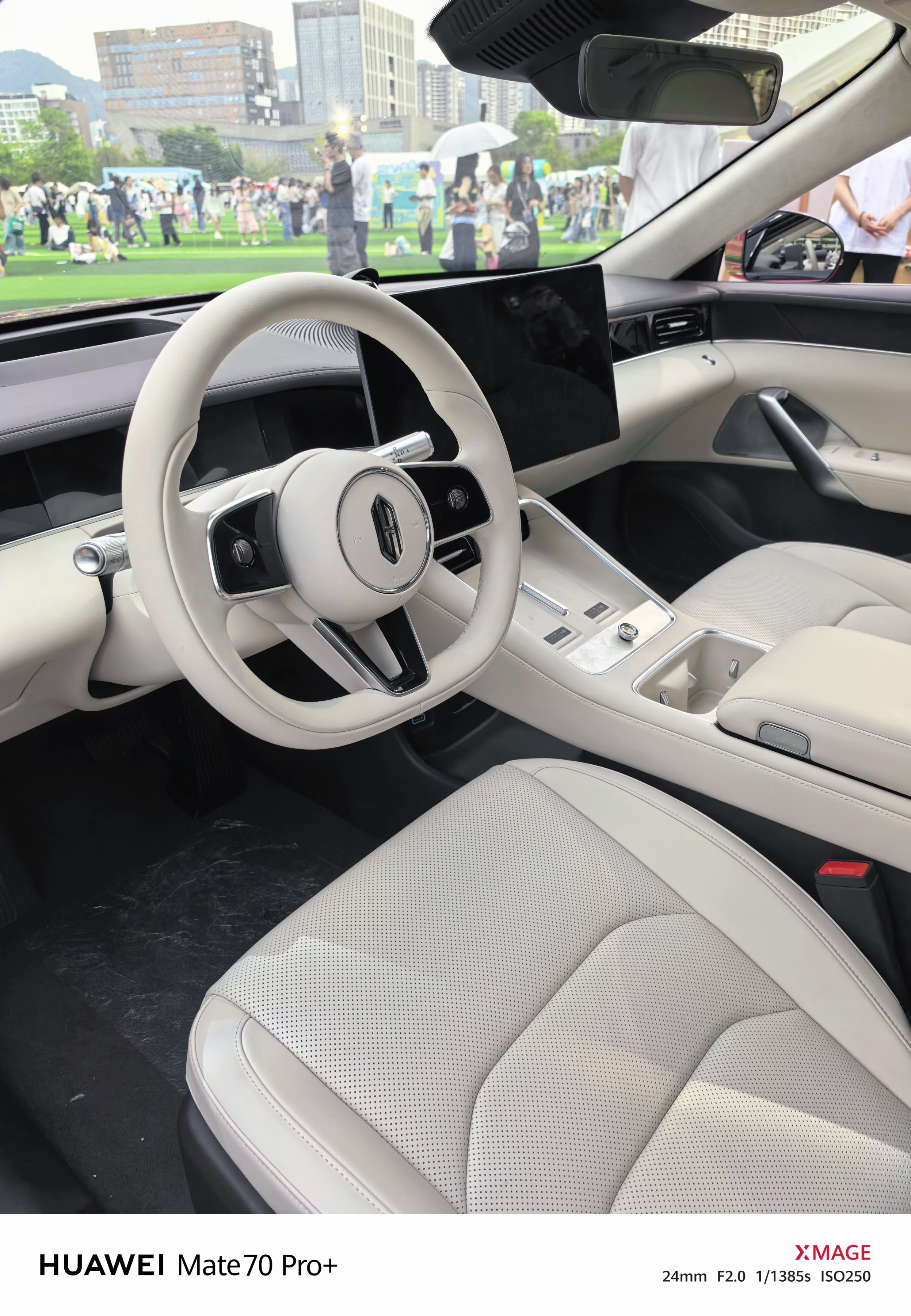 伪装女大 勇闯深大今天也是装年轻了一回在深大音乐节遇见了好多青春活力的男大女大呀