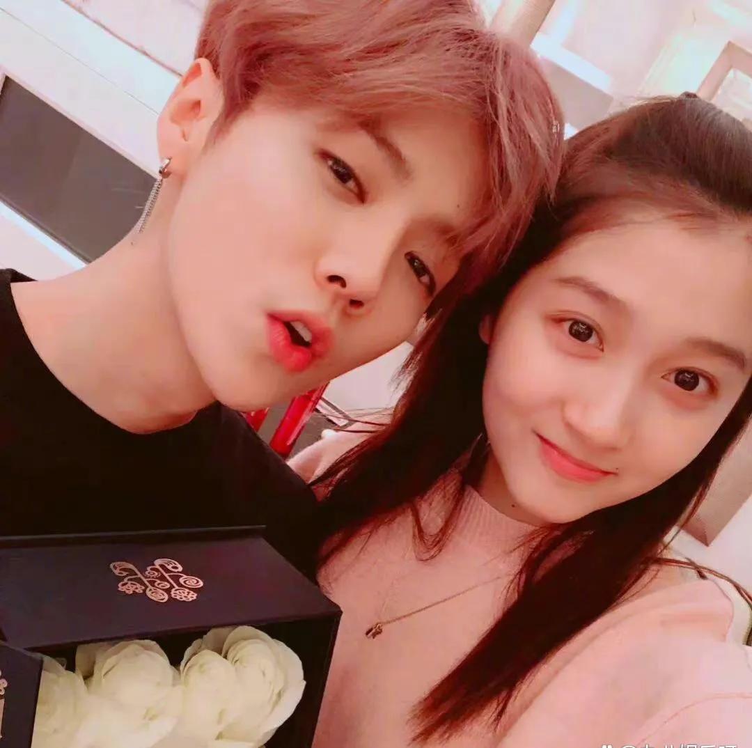 这是怎么回事？网传关晓彤和鹿晗已经领取结婚证，还发了一张关晓彤手持结婚证的照片，
