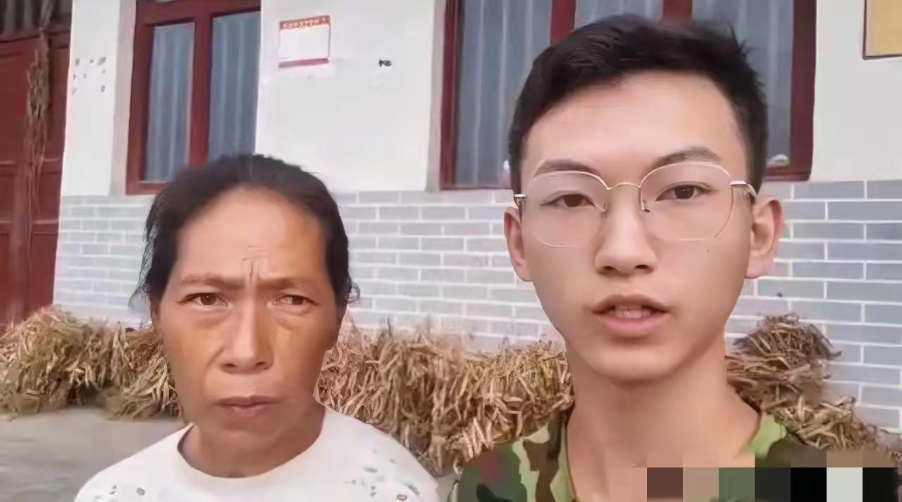 泪目！贵州遵义，奶奶抚养孙子15年，孙子考上大学后给他一个信封，打开后奶奶哭成泪