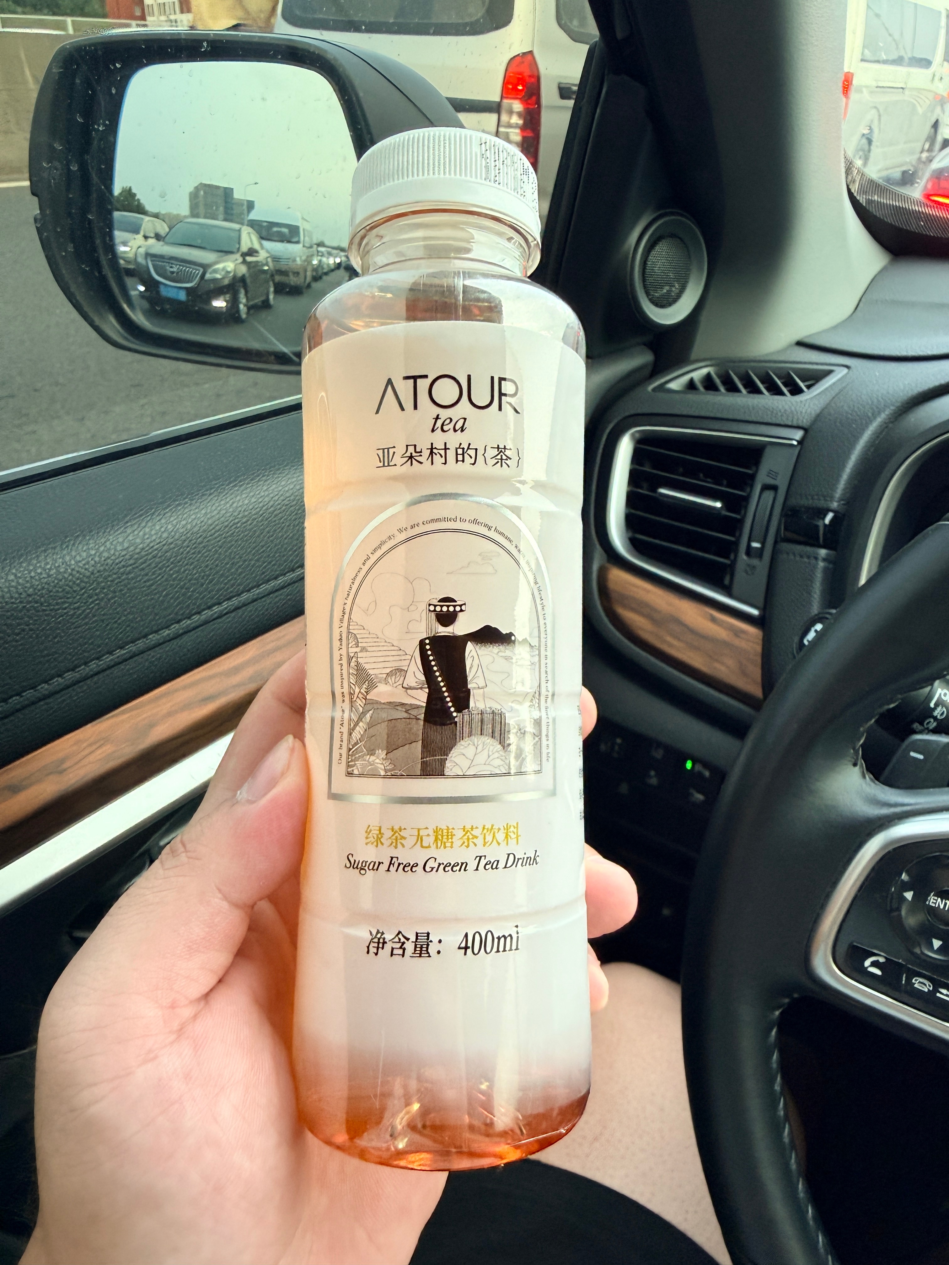 亚朵这么高级了？竟然还有茶饮料，还是“自营”的。还给了个植物精油，防蚊的，儿童可