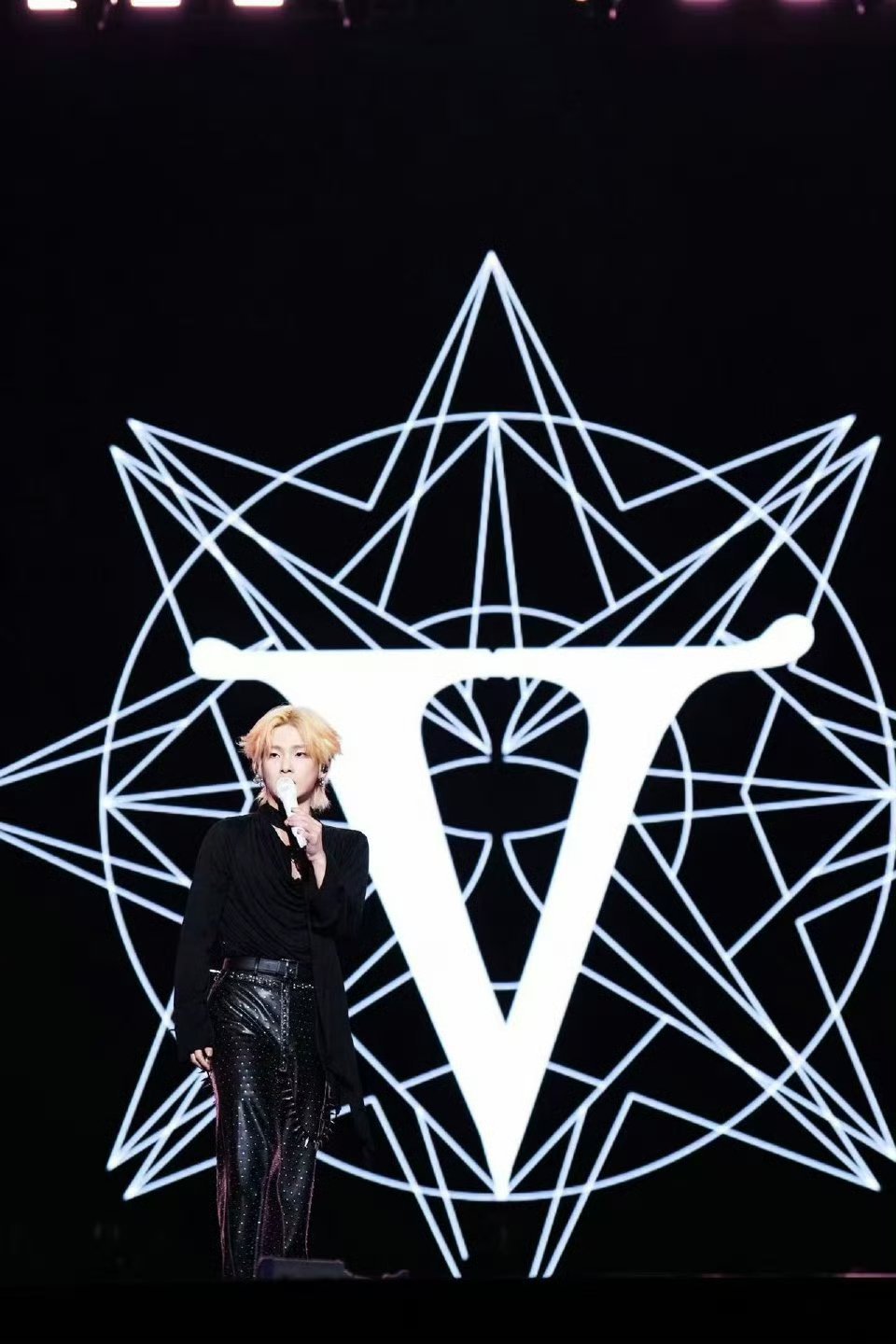 周震南在台上找电池周震南又在哪闯祸呢！喇叭没有声音但又找不到电池，太可爱了！！ 