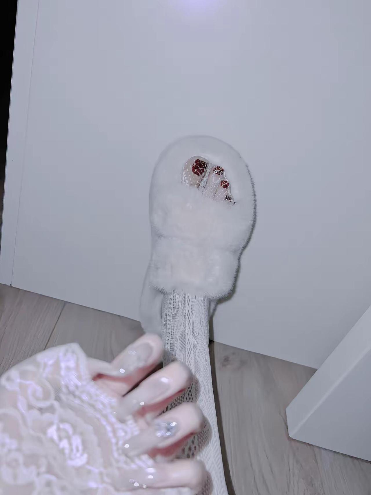 毛绒拖鞋白冬日穿搭显白美甲