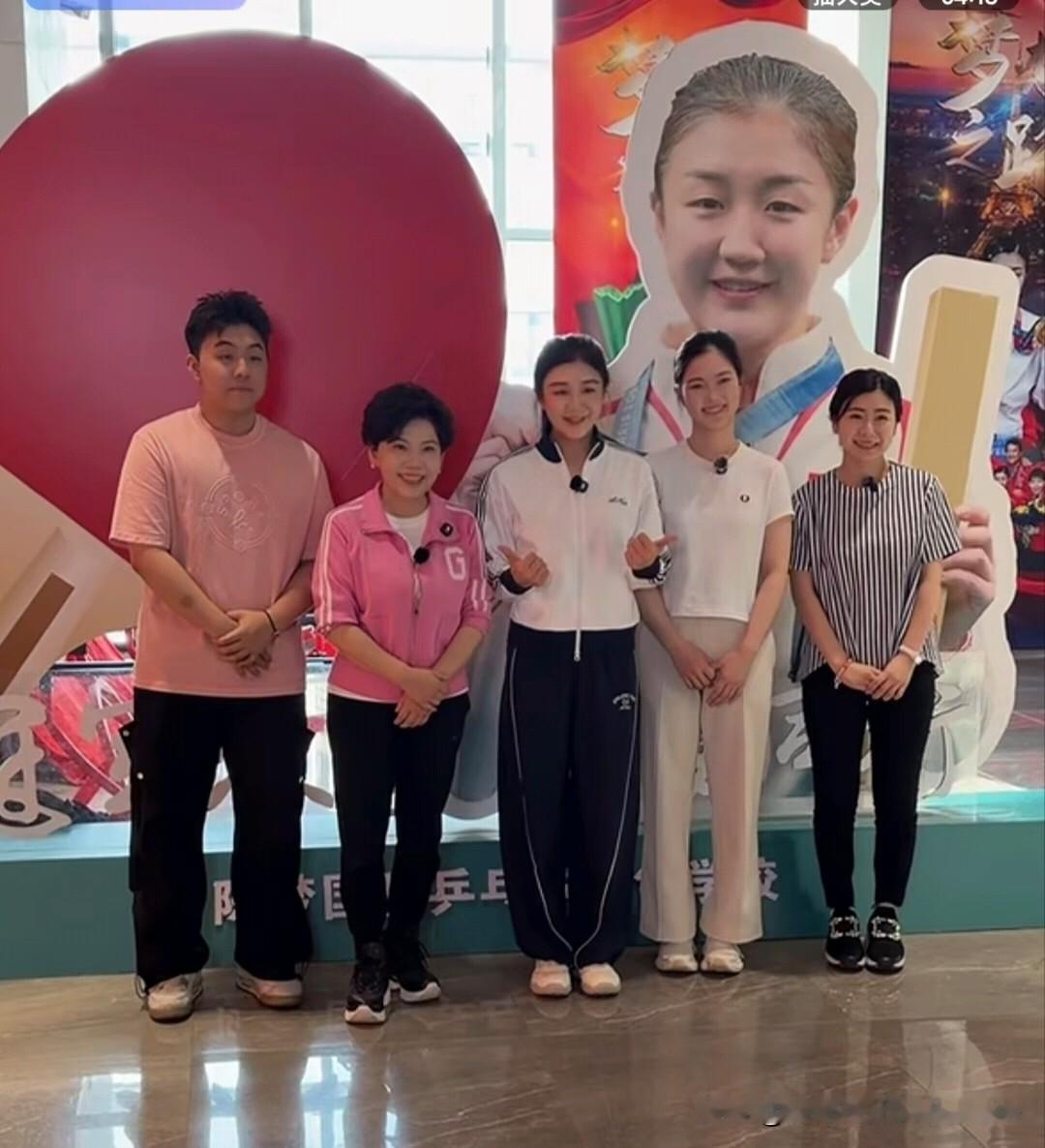 9月29日，邓亚萍、木原美悠、福原爱等名将参观陈梦乒乓球学校，和陈梦一起合影[赞