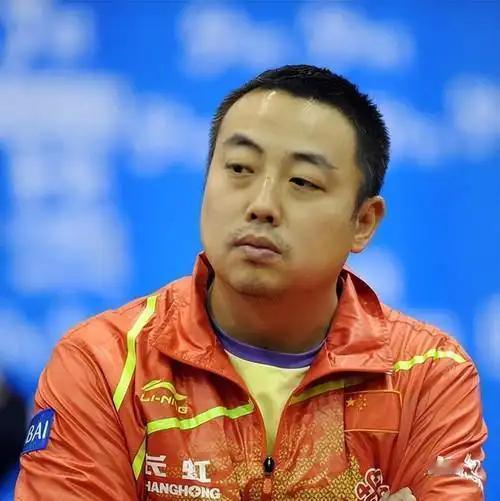 刘国梁之所以被称为“不懂球的胖子”，源于中国台湾网友的一句评论：“后面那个胖子是