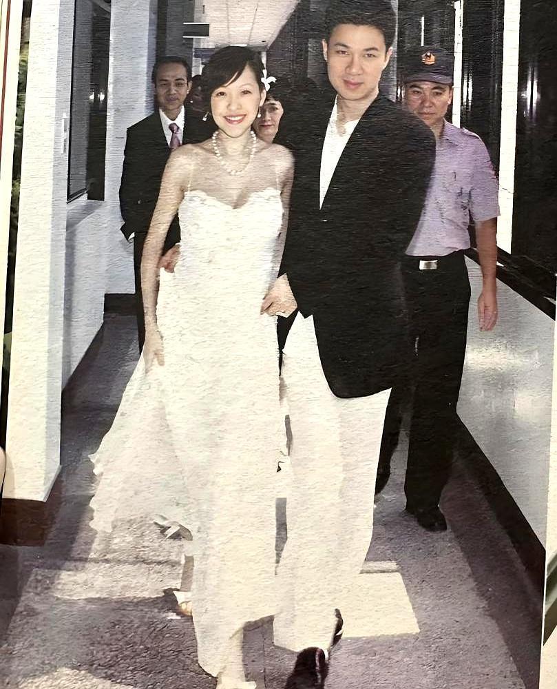 结婚18年，小S和许雅钧的婚姻，终于不用再装了。
 
你细看那些生图：她在台上为