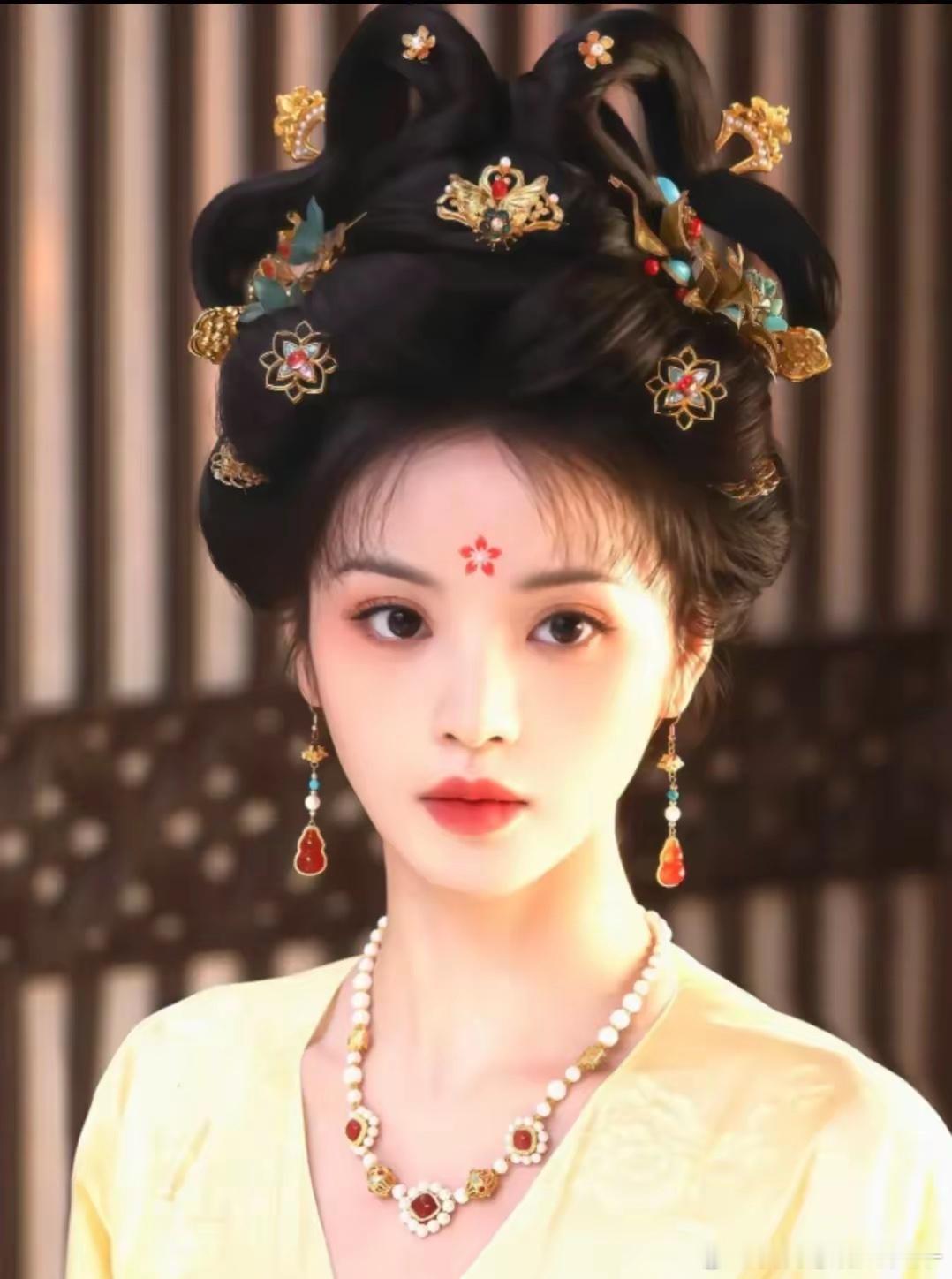 古装美花双生花鞠婧祎是我见犹怜，骨子里就是透着一点媚的感觉，田曦薇是那种俏皮灵动