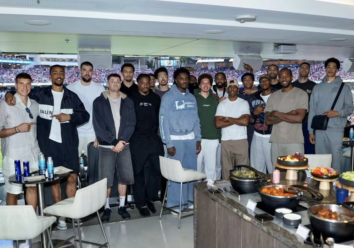 Ramona Shelburne：官宣交易的前几个小时，哈登来到快船训练馆。馆内