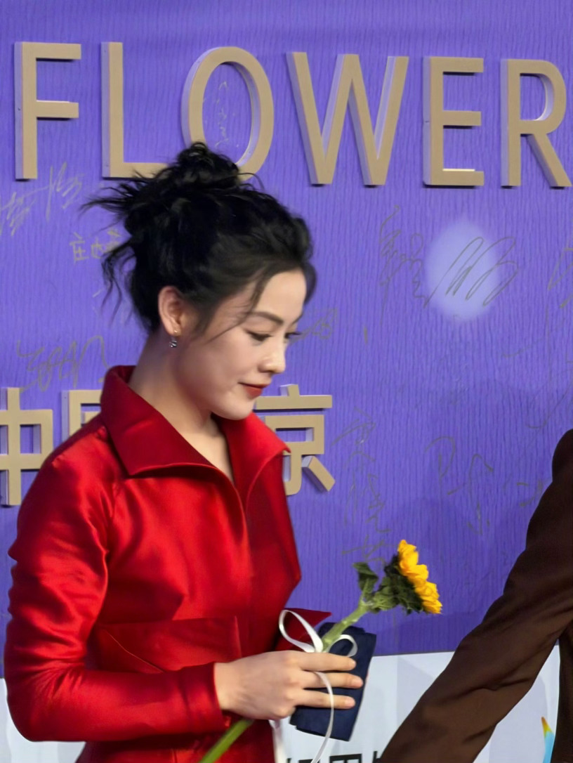 陈丽君高定红裙陈丽君 耀眼红玫瑰红毯盛放耀眼红玫瑰！缎面红裙高级感拉满，陈丽君身