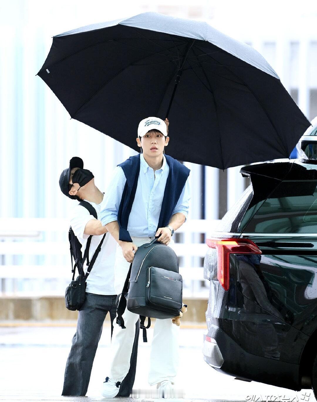 丁海寅的雨伞应该给浙工大校长用丁海寅经纪人：绝对不可能让我哥淋到一滴雨（经纪人真