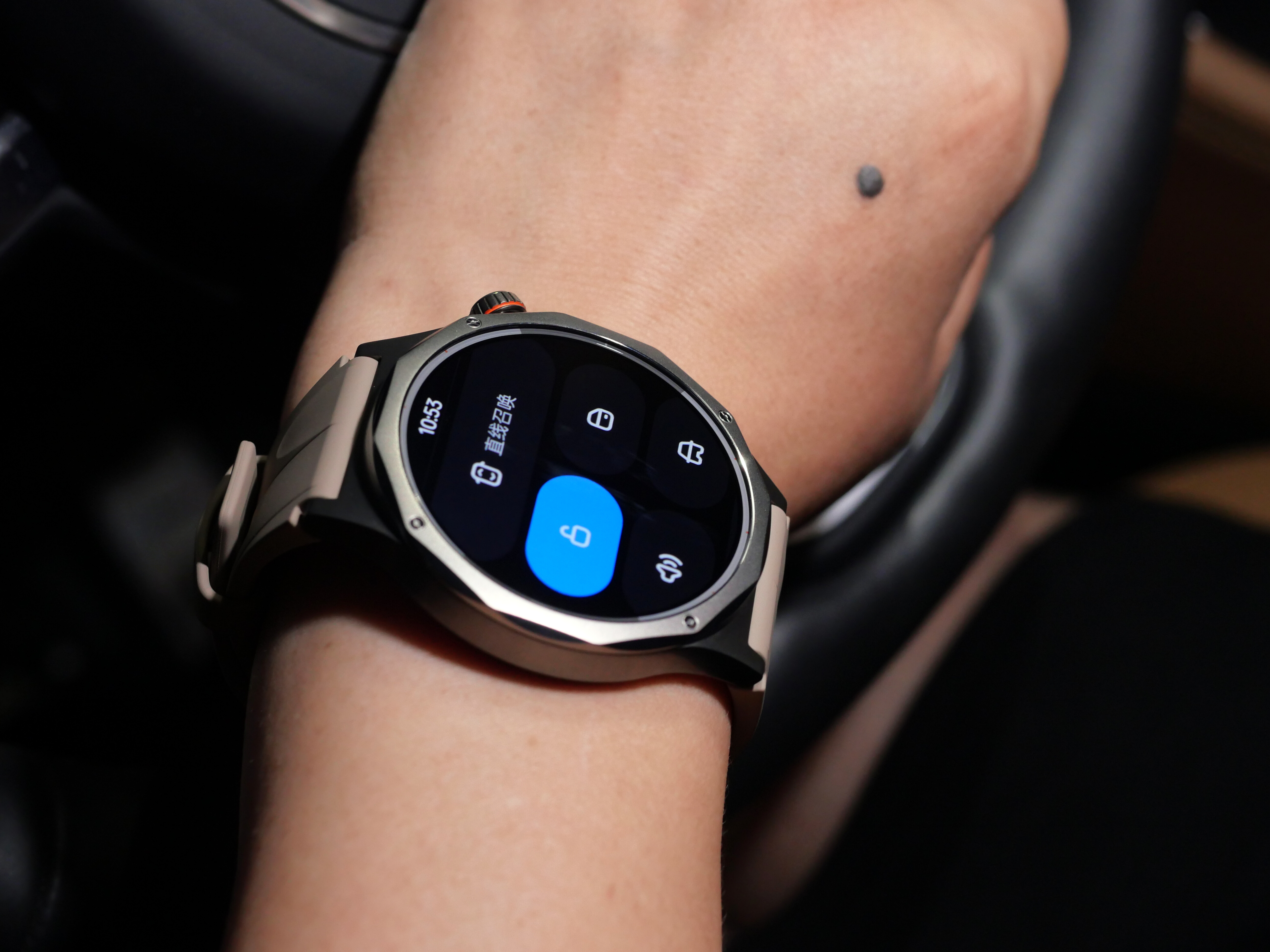 OPPO Watch X3理想汽车定制版，这是OPPO与理想汽车的又一次深度合作