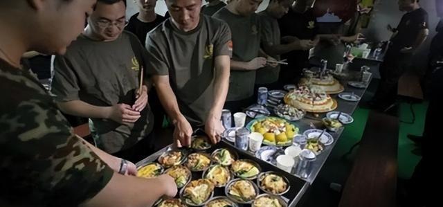 航母有多难养？山东舰编制几千人，食堂一天做七顿饭，顿顿都很丰盛，光是每天伙食费高