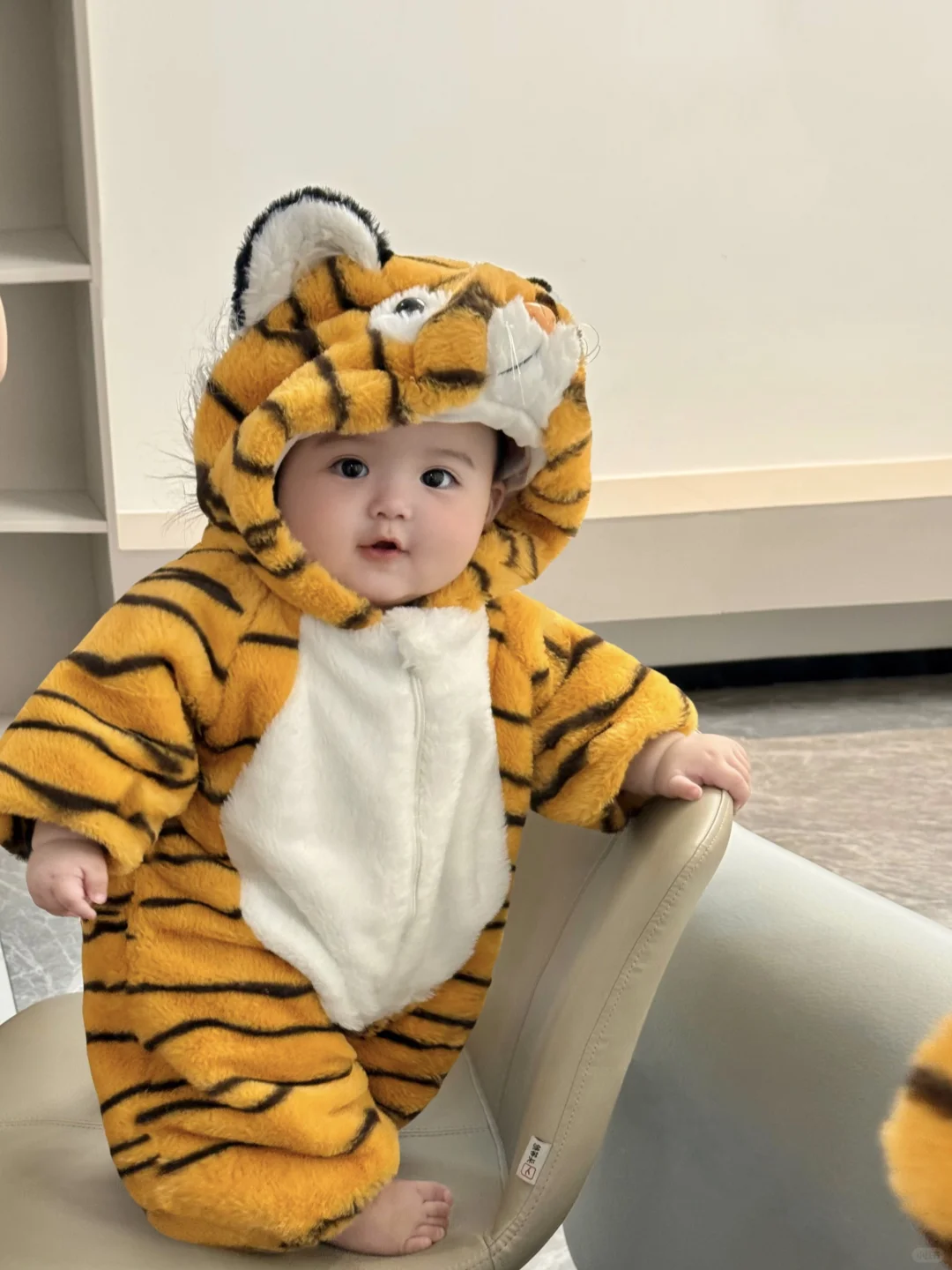 好喜欢我的胖宝宝，真像一个小手办呀～