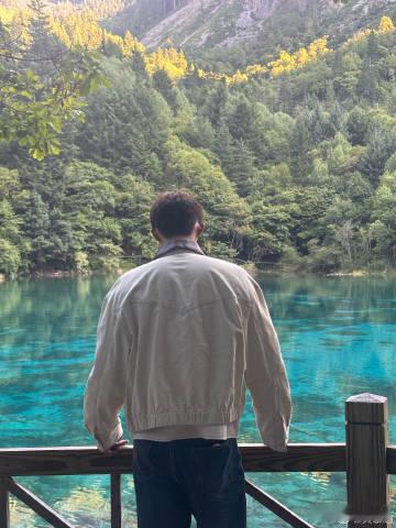 黄景瑜去九寨沟了被九寨沟净化了的黄景瑜黄景瑜去九寨沟了，远离都市奔赴山野，氛围感