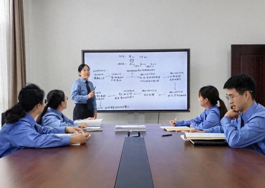 贵州，一名13岁女孩的母亲智力障碍，父亲也卧病在床，只能把她交给伯母照顾。没想到
