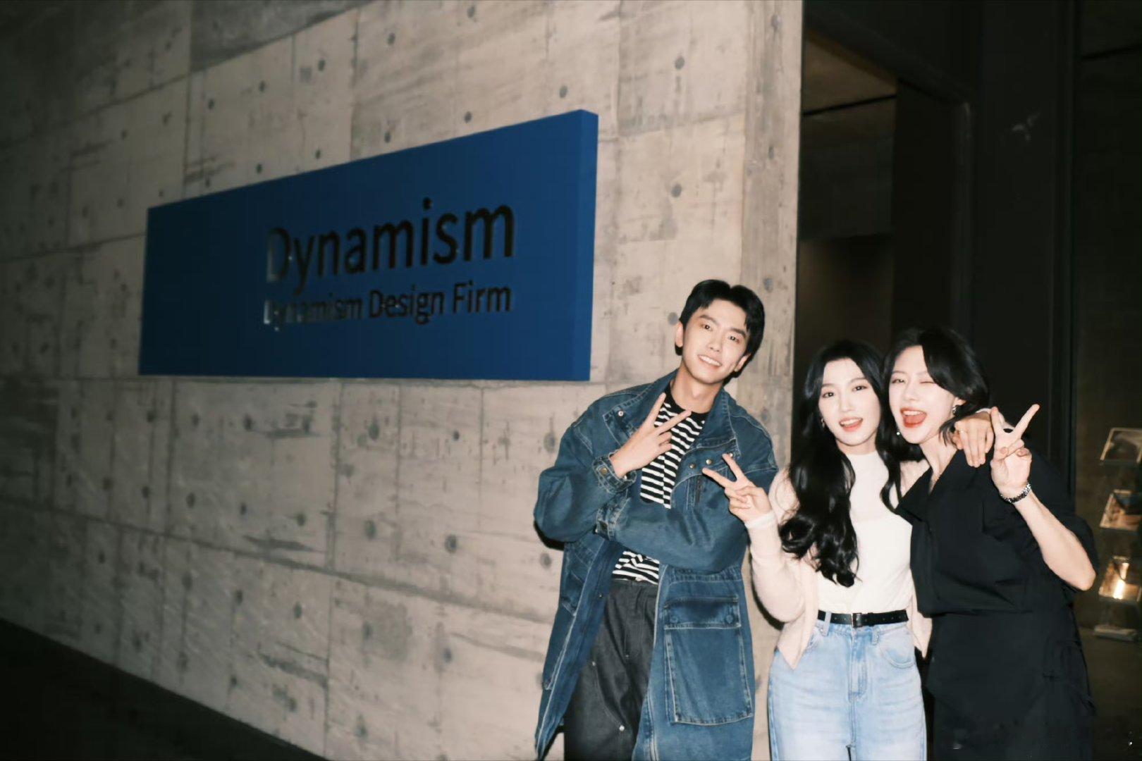 轧戏大结局真的被他俩的甜蜜狠狠戳中！一举一动都满是幸福的模样，这种双向奔赴的感觉