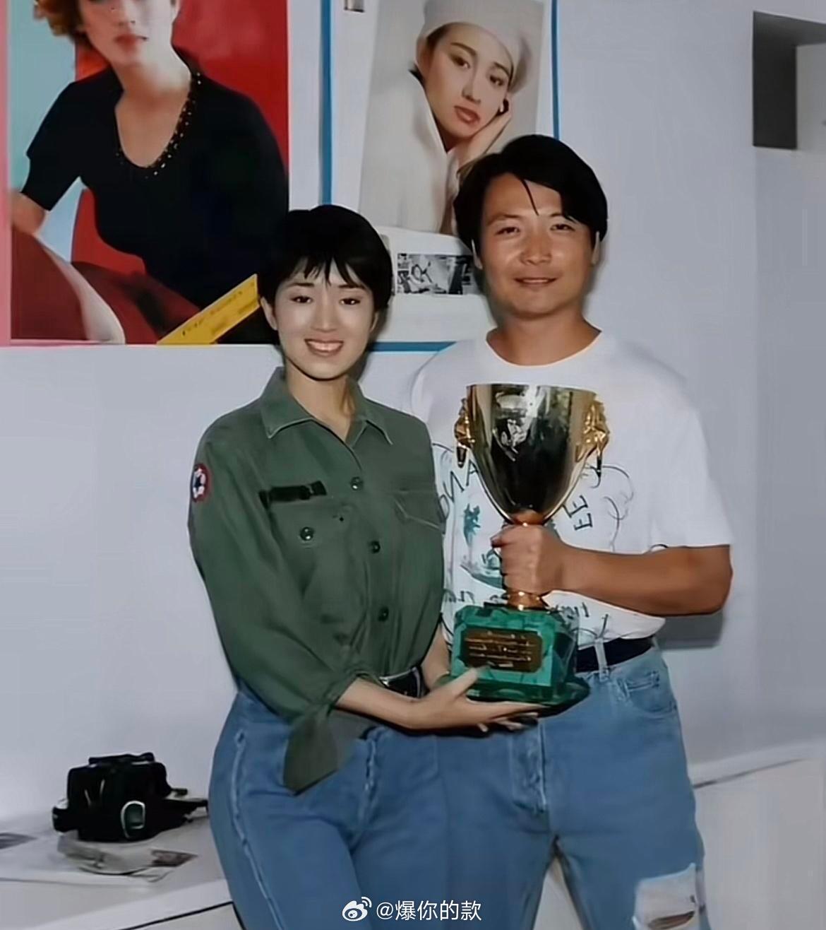 巩俐与她的启蒙老师尹大为古早合影1992年，巩俐凭借电影《秋菊打官司》获得第49