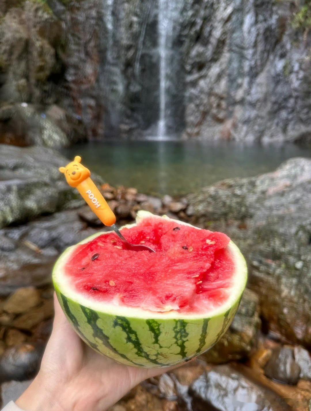 我小时候的暑假，大部分时间在小溪边。也不会觉得热。现在小乡村变流行了，开了民宿，