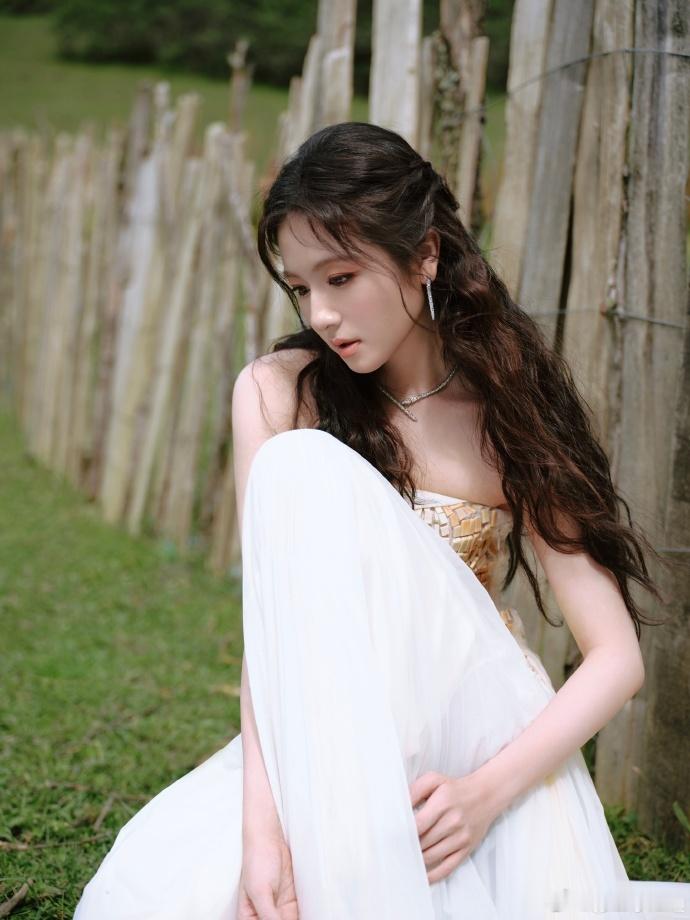 李兰迪连风也偏爱的美貌李兰迪白裙精灵 这才是山野之间的白裙精灵了吧，李兰迪连风也