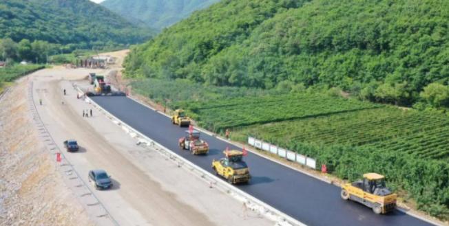 为什么高速公路不用水泥，而用沥青？一位55岁的包工头表示：80%的人不知道，一吨