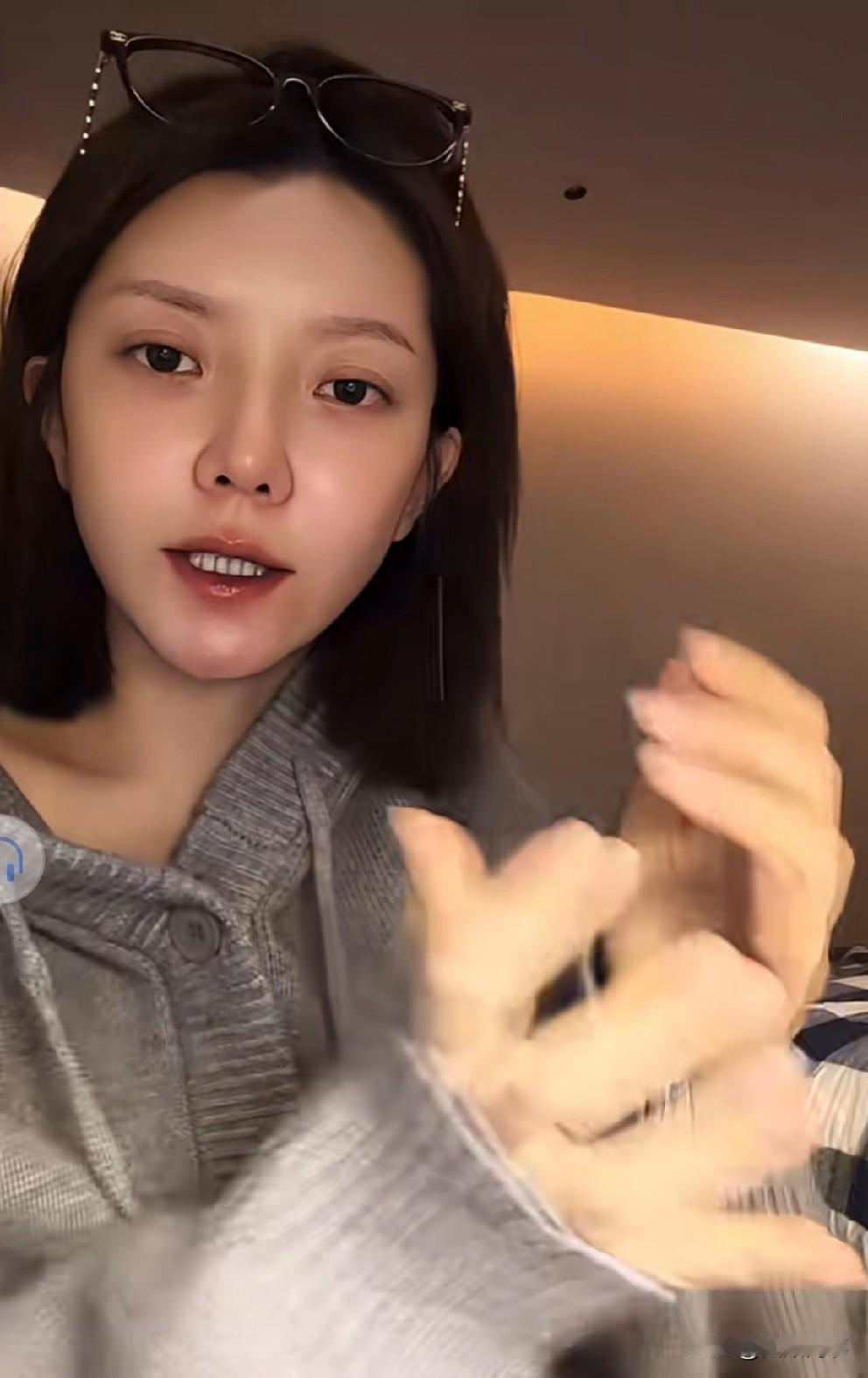 崔阿扎小肚隆起，疑似怀孕！

       崔阿扎衣着宽松，小腹隆起，传出怀孕节