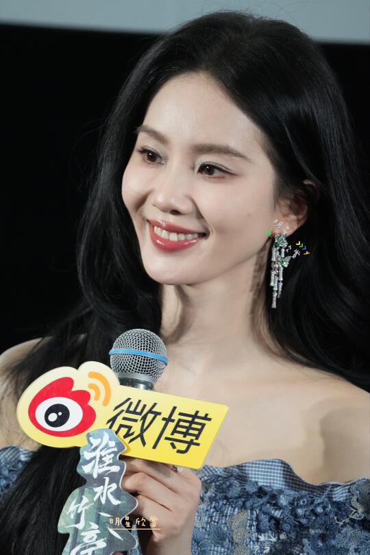 怼脸拍的诗诗