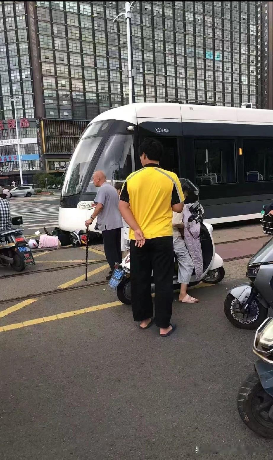 号外号外！南京有轨电车和电动车发生碰撞了！
我记得上次有一次也是，一个老太太骑车