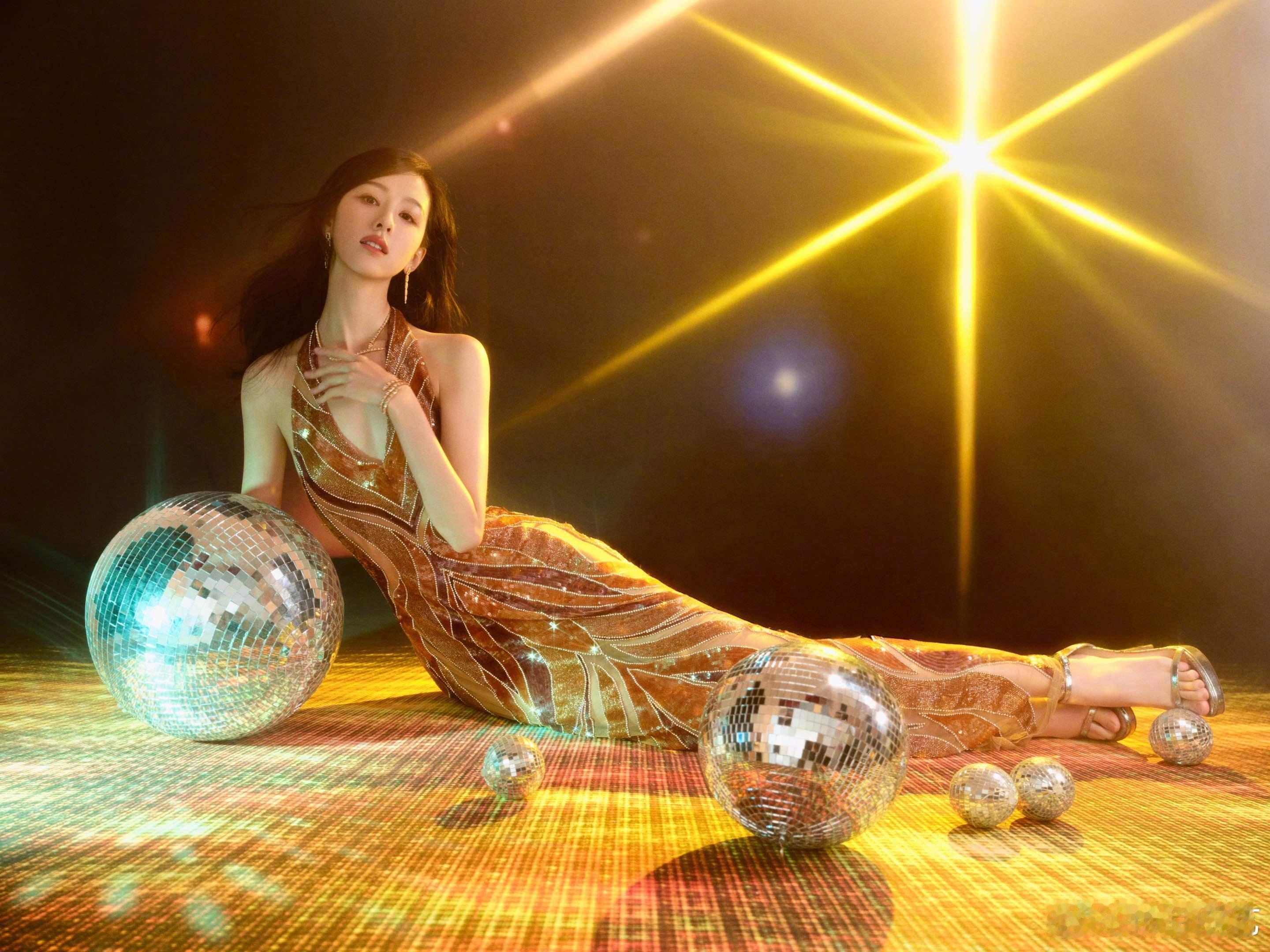 陈都灵美背今天亮相腾讯视频金鹅荣誉，一袭烫金鱼尾裙摇曳生姿，雪白的背充满线条感与