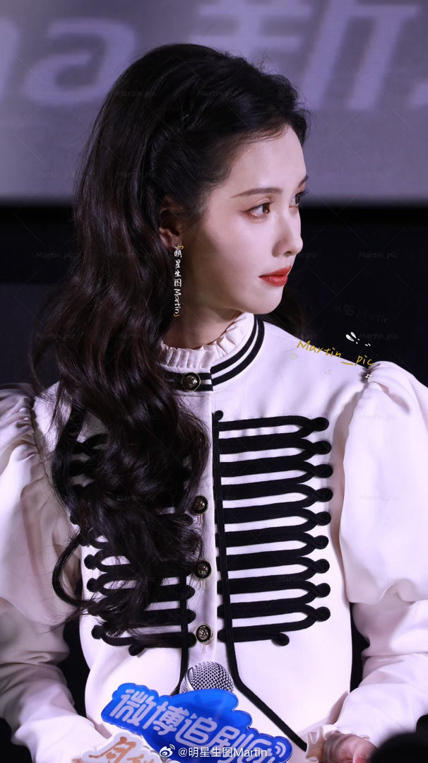 陈都灵鞠婧祎陈都灵追剧团造型 陈都灵 260407月鳞绮纪追剧团生图~骑士嘟嘟上