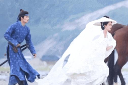 我的天，孟子义拍戏摔得也太狠了！被纱勒着脖子往后摔，后背砸地看着就疼，她却先哄剧