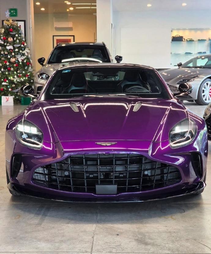 风暴紫阿斯顿马丁 Vantage ​​​