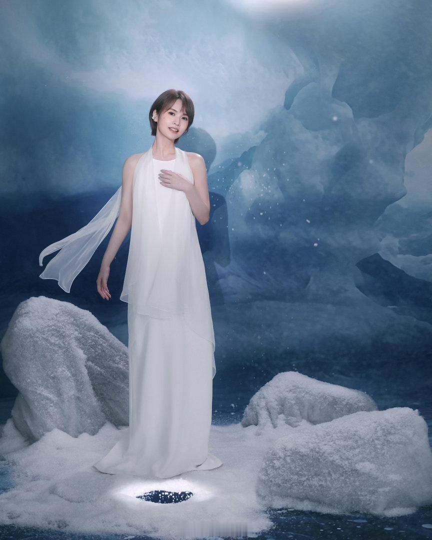 杨丞琳冰雪大片，白裙配钻石耳饰太仙了 