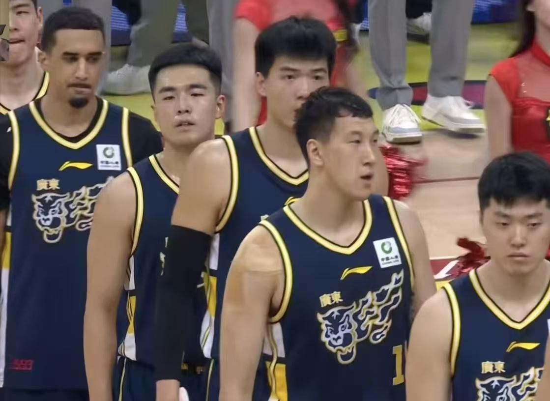 广东男篮未来两年要交易的不是焦泊乔、也不是崔永熙
这俩人是球队花大代价从广州换来