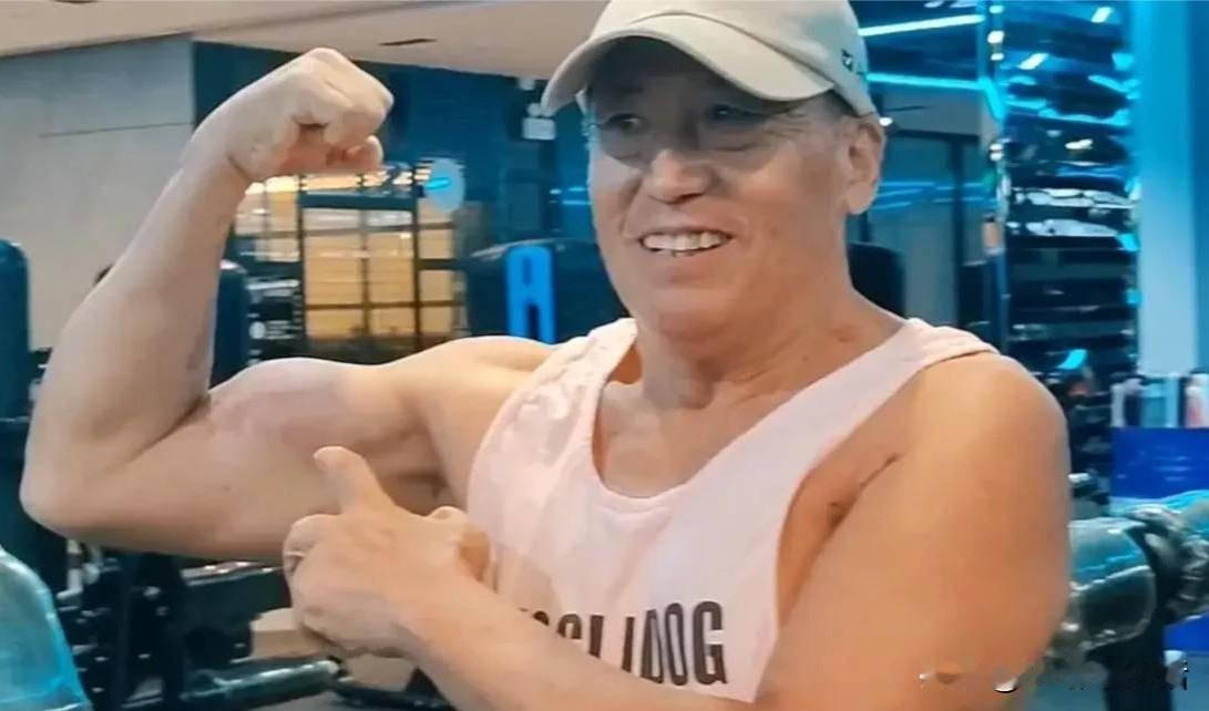 73岁的健身老大爷，秒掉百分之八十40岁的中年大叔。
大爷说“中老年人健身是为了