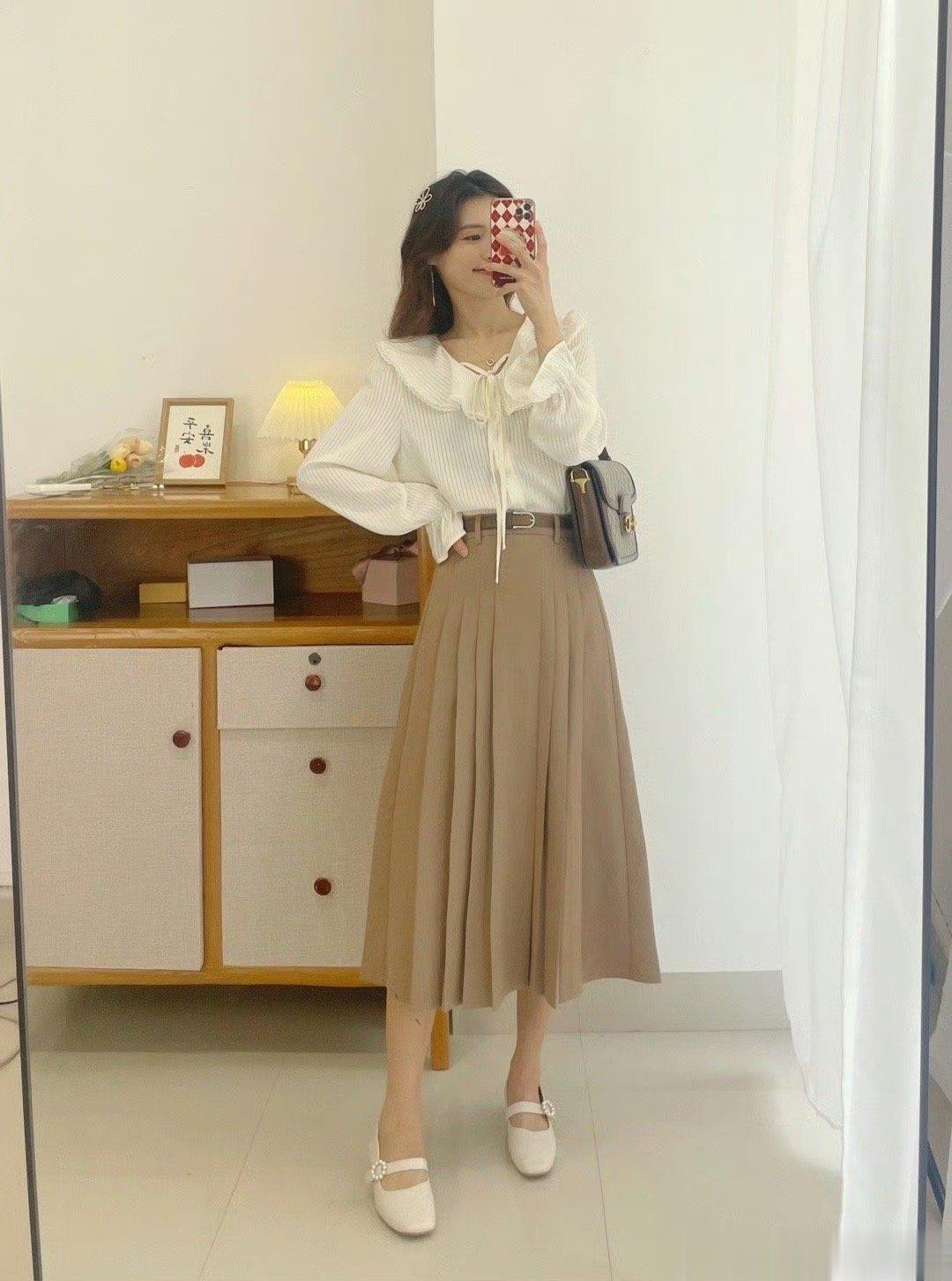 9/9   10：00浅咖色半身裙，面料非常厚实，超级适合秋冬季节去穿，赠送一条