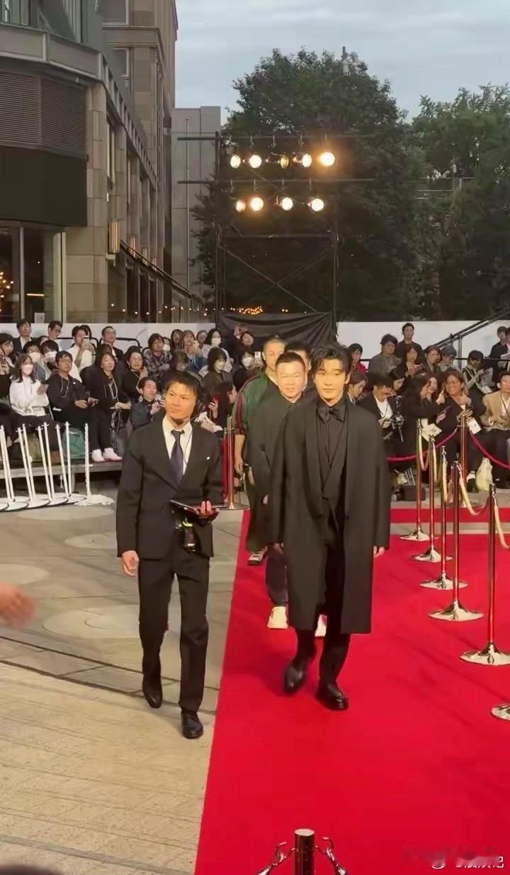 黄晓明亮相东京电影节。一袭黑色风衣尽显帅气，然而假发稍显明显，却依旧难掩其魅力。