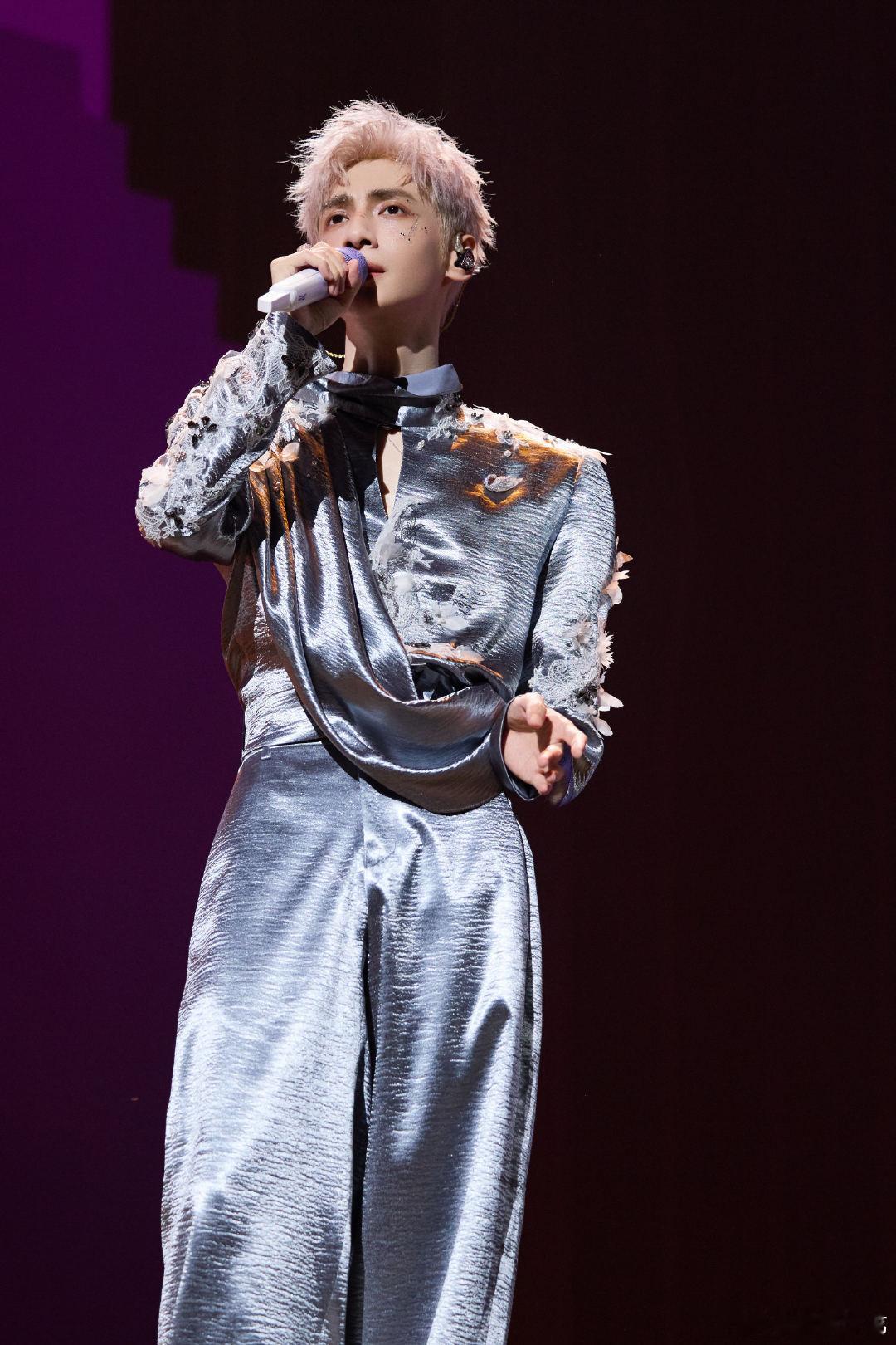 罗云熙成都演唱会 家乡主场重磅加码，14首曲目做出调整打磨，原创新歌《无限回廊》