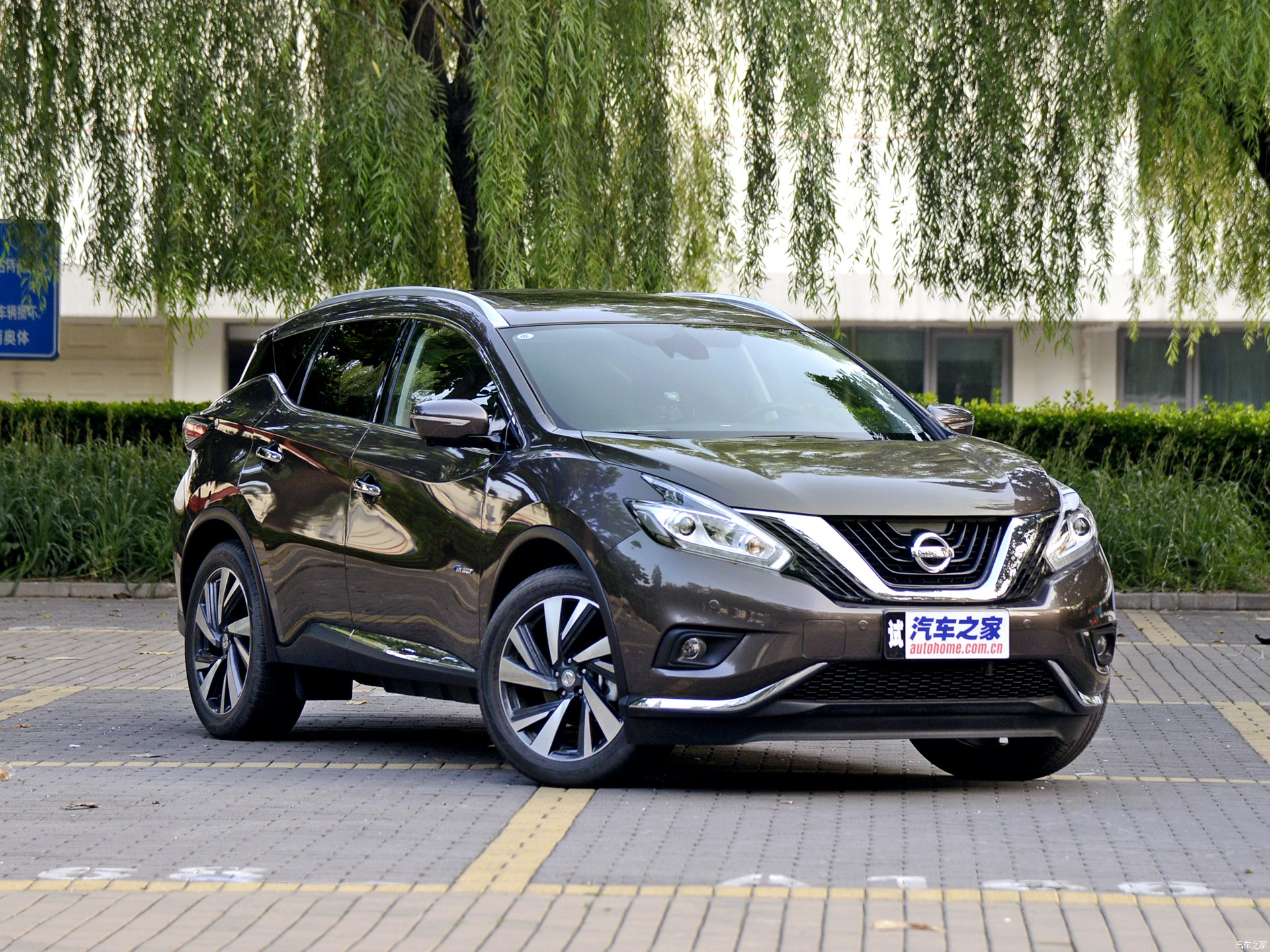日产于2015年在国内推出混合动力版楼兰，该型号搭载一具2.5L机械增压发动机混