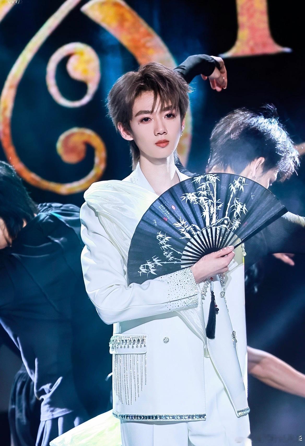 飞儿乐队阿沁为龙生九子复出🎶一句小型复出引爆热议，暂别乐坛的阿沁回归，只为奔赴