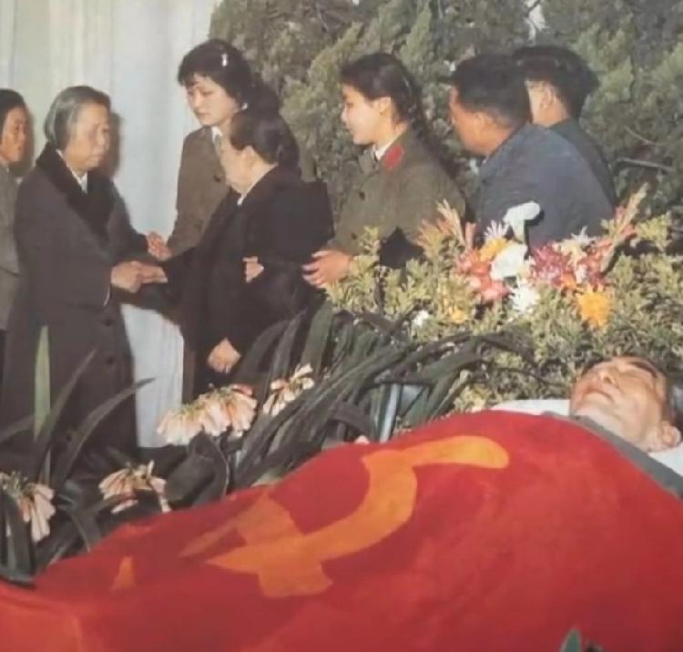 1976年，我们敬爱的周总理与世长辞了。
      遗体告别仪式的人群络绎不绝