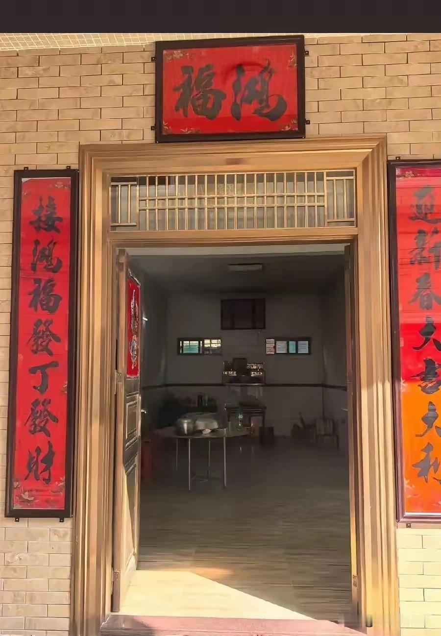 DeepSeek创始人梁文峰走红之后，他广东老家成了网红打卡点，大批游客、博主慕
