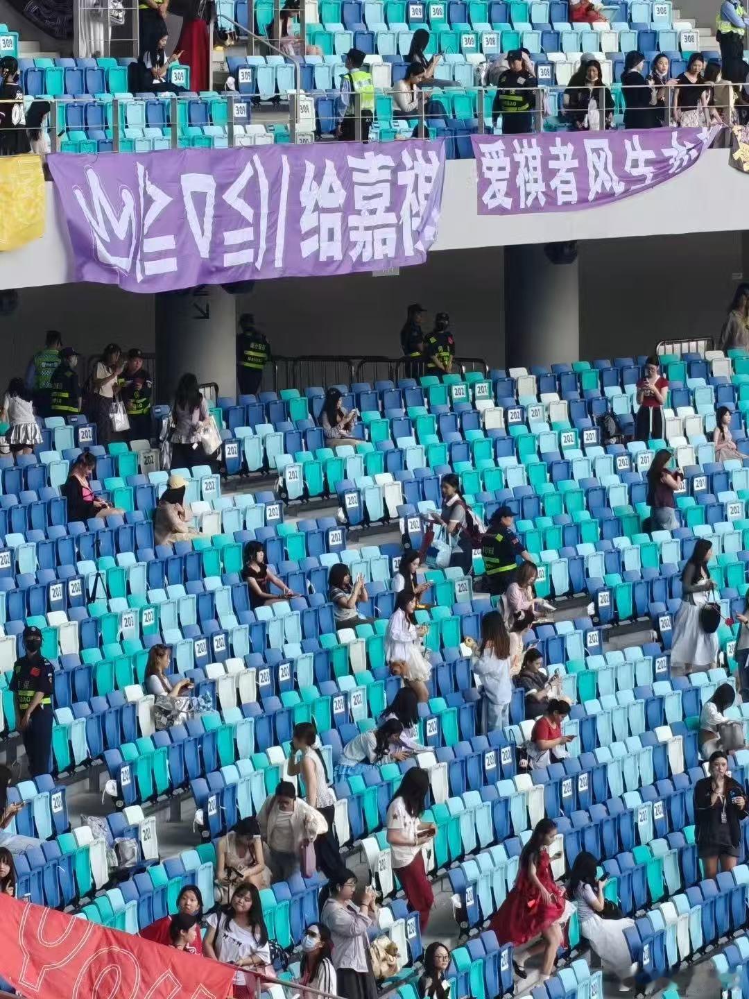 马嘉祺广州演唱会紫海开灯 真人线下号召力真的没得说，每一次开唱都能迅速填满整个场