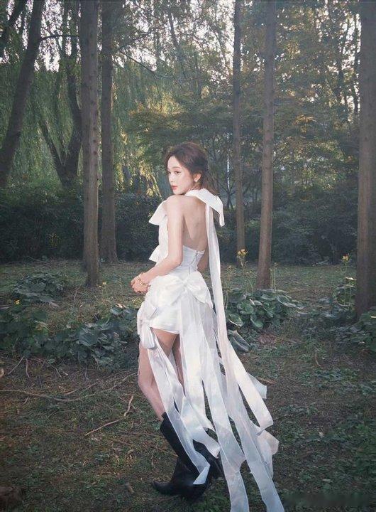 看得出来她私下特别有责任心，组队练舞时会关注每个队友的短板，主动找老师帮忙，还会