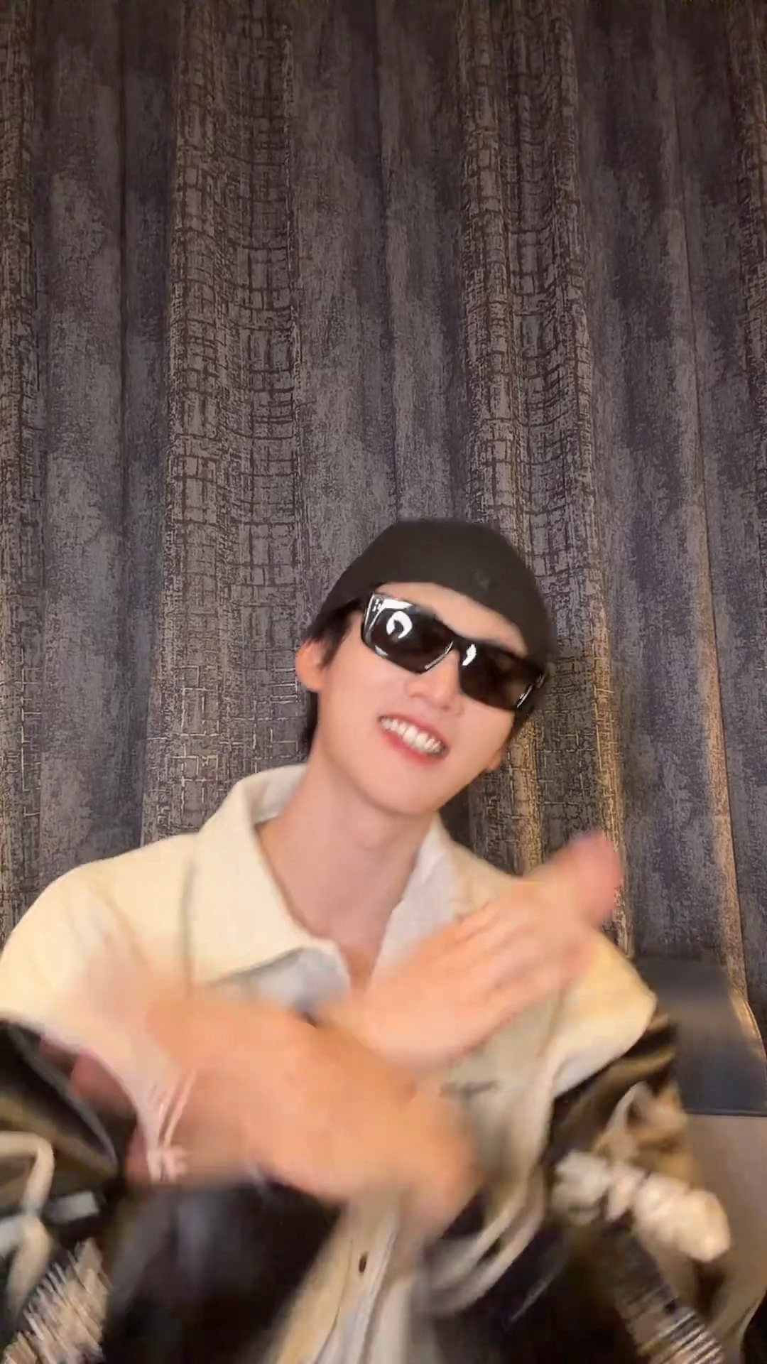 我追星成功就周柯宇这样呲个大牙乐： 