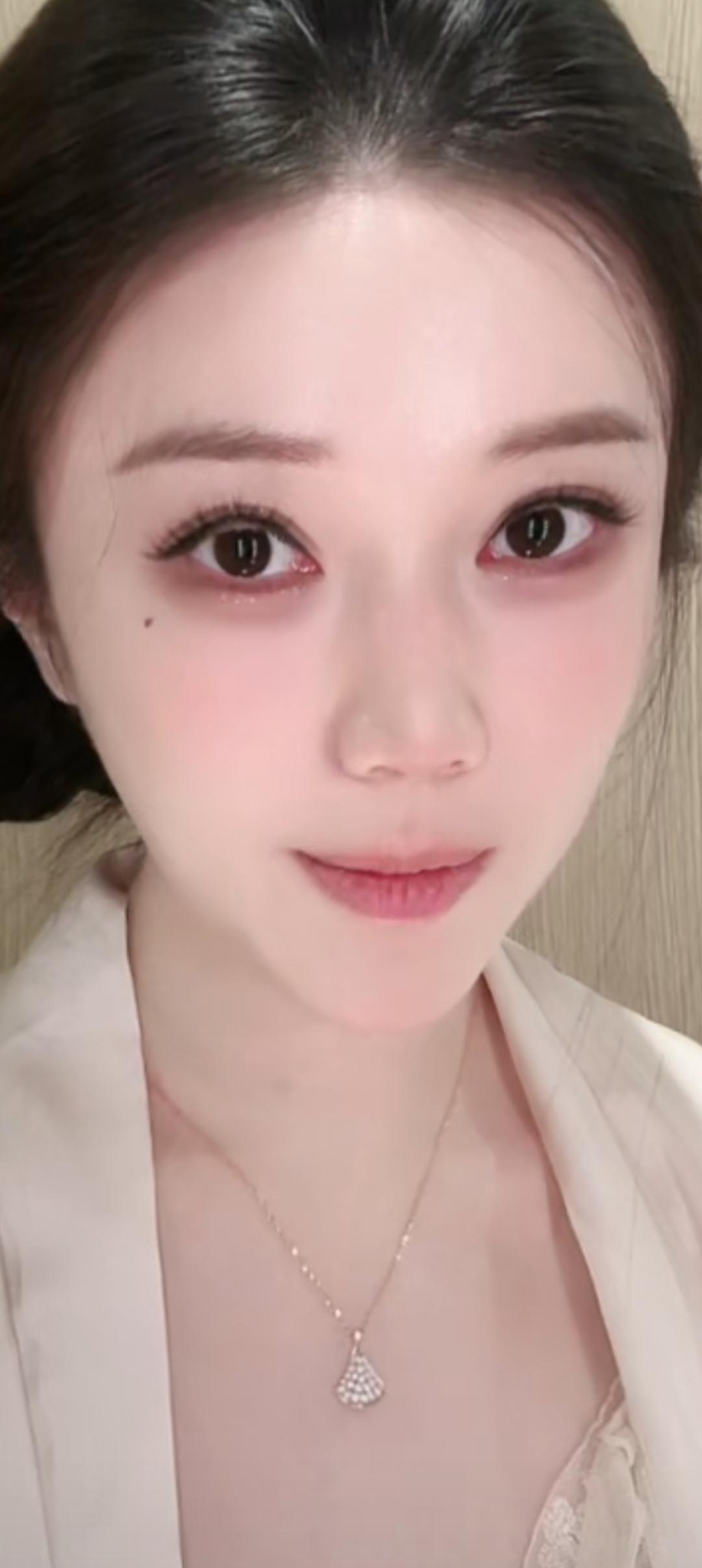 这姑娘打扮得真精致！