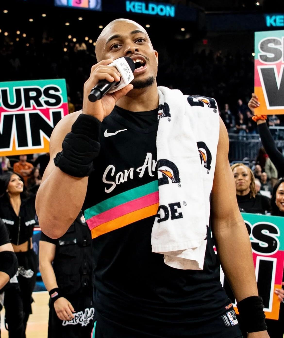 晚安马刺 不必追赶答案，也不必急着成为谁，世界很大，我们慢慢看。晚安刺蜜明天见晚