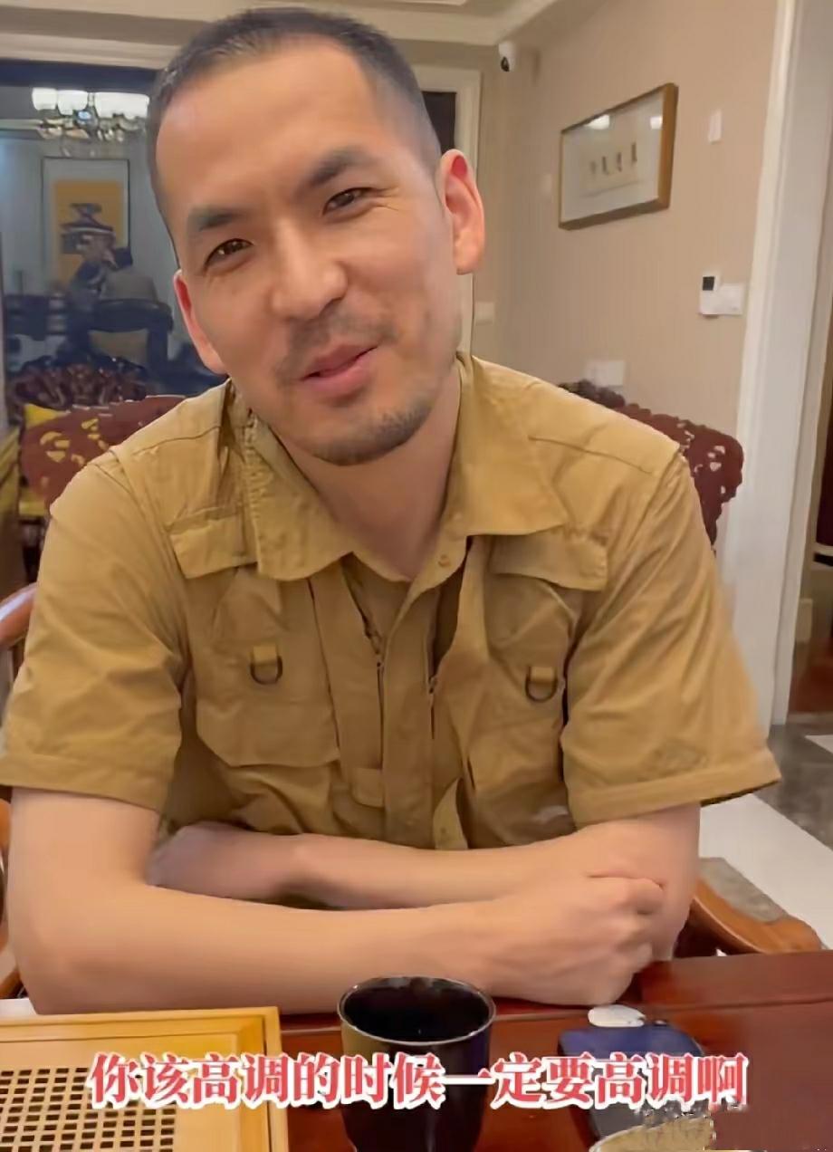 这个人怎么看都不像是要坐牢的人，

可偏偏一审被判了8年，

整体面相还是比较饱