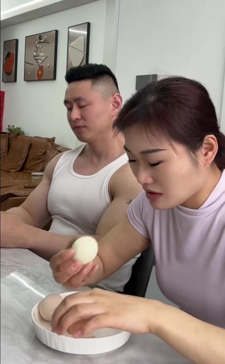 吐出来，那也不怕噎死，分三口吃。