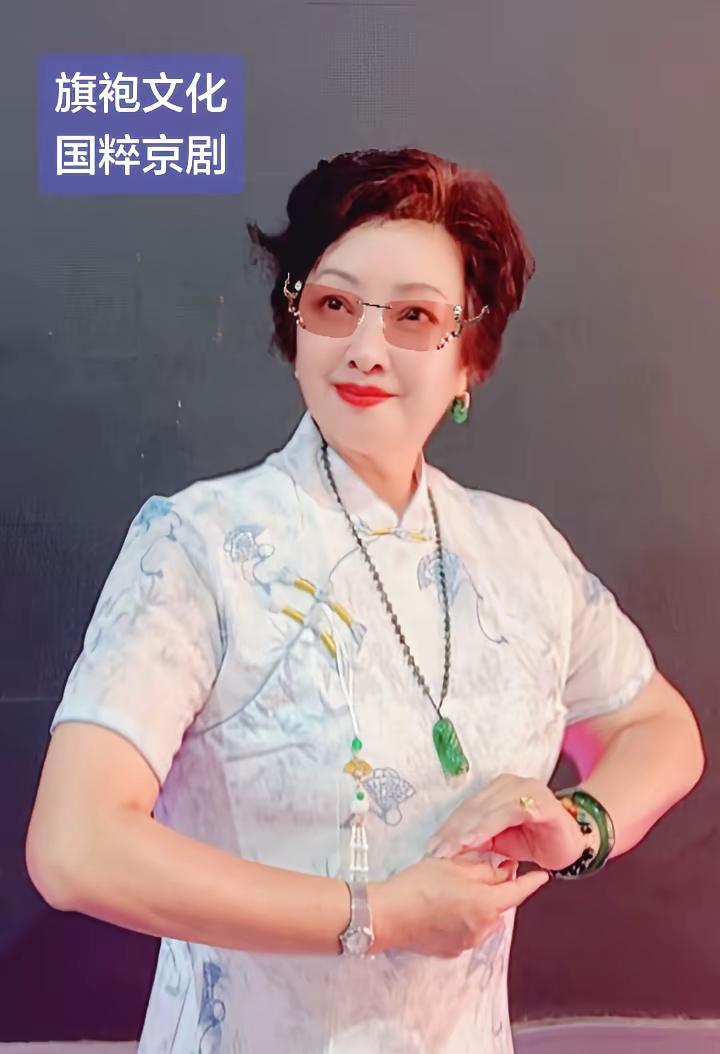 百年旗袍风骨，一曲京韵悠扬，穿搭与戏曲相融，感受传统国风独有的魅力。旗袍穿搭 京